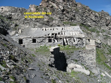 Poi con un ennesimo lungo traverso si entra nella pietrosa conca finale